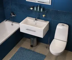 Küvet və lavabo arasındakı tualet fotoşəkili