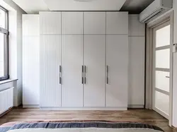 Встроенный распашной шкаф в гостиной фото