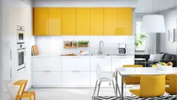 Белая кухня с желтым фартуком фото