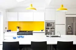 Белая кухня с желтым фартуком фото