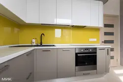 Белая кухня з жоўтым фартухом фота