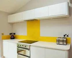 Белая Кухня З Жоўтым Фартухом Фота