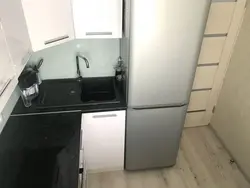 Угловая кухня холодильник у окна фото