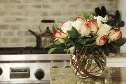 Кветкі на кухні ў вазе фота