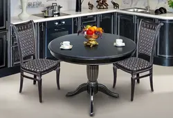 Черный круглый стол на кухне фото