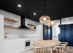 Черно белый потолок на кухне фото