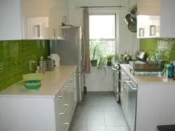 Белыя кухні з зялёным фартухом фота