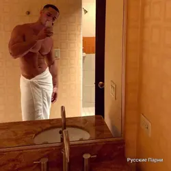 Фото мужчины в зеркале в ванной