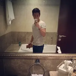 Фото мужчины в зеркале в ванной