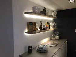 Фота паліцы з падсветкай на кухні
