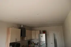 Белый матовый потолок на кухне фото