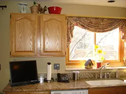 Шторы на кухне над столешницей фото