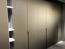 Koridor fotoşəkilində kabinetlər üçün inteqrasiya edilmiş tutacaqlar