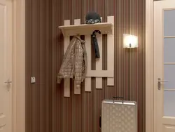 Güzgü fotoşəkili olan kiçik bir koridorda palto rafı