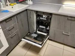 Посудамыйная машына на кухні пад стальніцай фота