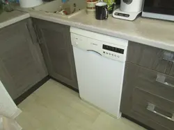 Посудомоечная машина на кухне под столешницей фото