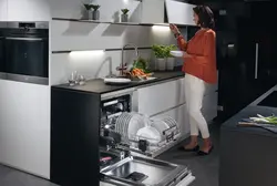 Посудамыйная машына на кухні пад стальніцай фота
