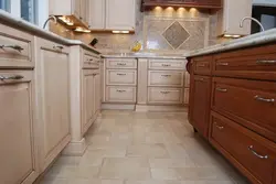 Бэжавая плітка на кухні на падлозе фота