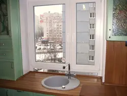 Мойка в окне на кухне хрущевка фото