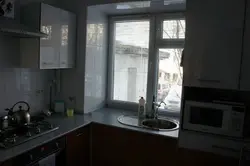 Мыйка ў акне на кухні хрушчоўка фота