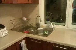 Мыйка ў акне на кухні хрушчоўка фота