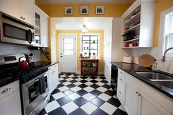 Черная плитка на кухне на полу фото