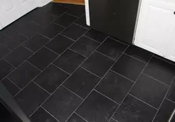 Чорная плітка на кухні на падлозе фота