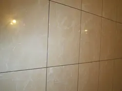 Banyoda fotoşəkildə bej plitələr üçün palçıq