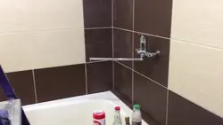 Banyoda fotoşəkildə bej plitələr üçün palçıq