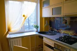 Стол у окна на кухне фото хрущевка
