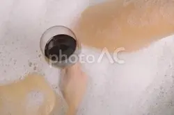 Photo in a bath with foam and a glass