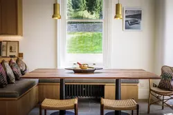Стол у окна в кухне гостиной фото
