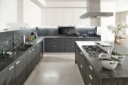 Белая кухня з цёмна шэрай стальніцай фота