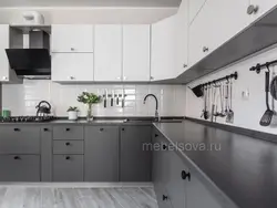Белая кухня з цёмна шэрай стальніцай фота
