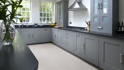 Белая кухня с темно серой столешницей фото