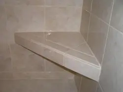 Угловые полки в ванной из плитки фото