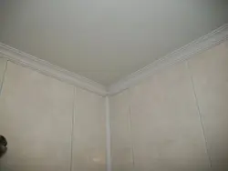Плинтус для натяжного потолка в ванной фото