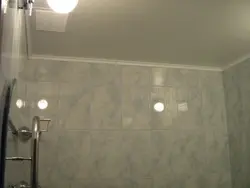 Vanna otağı fotoşəkilində asma tavan üçün plinth