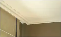 Vanna otağı fotoşəkilində asma tavan üçün plinth