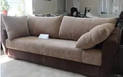 Қонақ бөлмесінің интерьеріндегі диванның фотосуреті