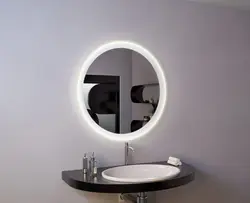 Ванна бөлмесінің фотосуретіндегі жарықпен дөңгелек айна