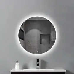 Ванна бөлмесінің фотосуретіндегі жарықпен дөңгелек айна