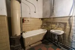 Photo of a bathtub in the kitchen in old houses