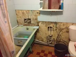 Photo of a bathtub in the kitchen in old houses