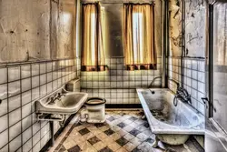 Photo of a bathtub in the kitchen in old houses