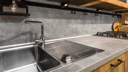 Плинтус для столешницы алюминиевый фото на кухне