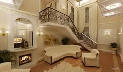 Фото интерьера гостиной с камином и лестницей