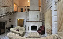 Фото интерьера гостиной с камином и лестницей