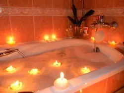 Photo bath with foam and candles photo