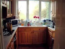 Кухня ўздоўж акна фота для маленькай кухні